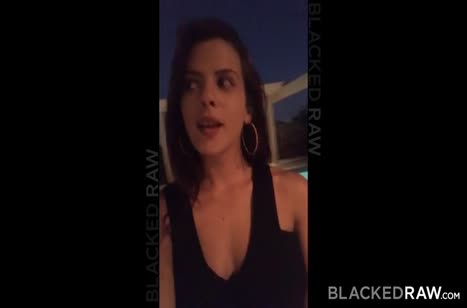 Брюнетка снимает с черным хахолем порно в отеле